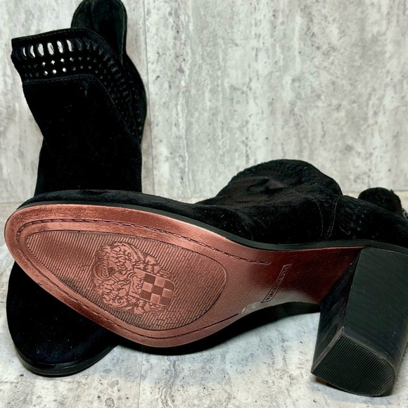 Vince Camuto Perforated Black Suede Leather Ankle Zip Boots Booties Heels 8M - Picture 10 of 10